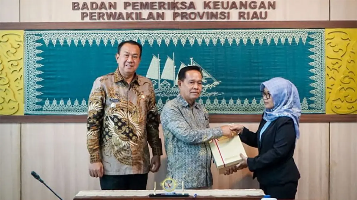 Penyarahan LHP oleh BPK RI Perwakilan Riau kepada Ketua DPRD Kepulauan Meranti Khalid Ali didampingi Wakil Bupati, Muzamil Baharudin, di Pekanbaru, Rabu (17/6/2026).