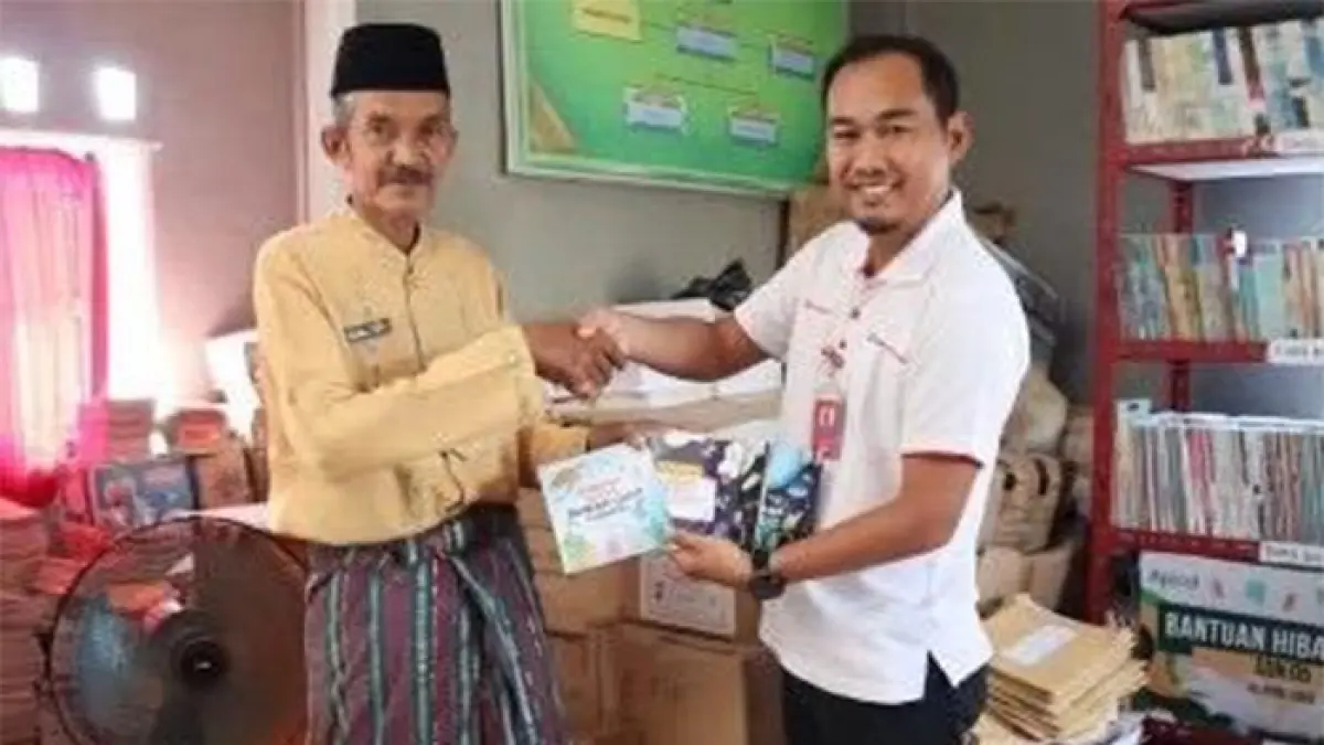 Penyerahan bantuan buku bacaan kepada SDN 005 Lubuk Gaung sebagai bagian dari upaya mendukung literasi dan pendidikan bagi generasi muda di sekitar wilayah operasional perusahaan. (Istimewa)
