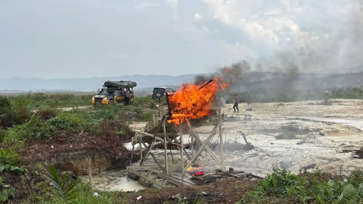 Personel gabungan Polres Kuansing, Polsek Kuantan Mudik dan TNI memberangus aktivitas PETI di kawasan PT Karya Tama Bakti Mulya Kecamatan Kuantan Mudik, Rabu (17/6/2026) pagi hingga sore. (Polres Kuansing untuk Riaupos.co)