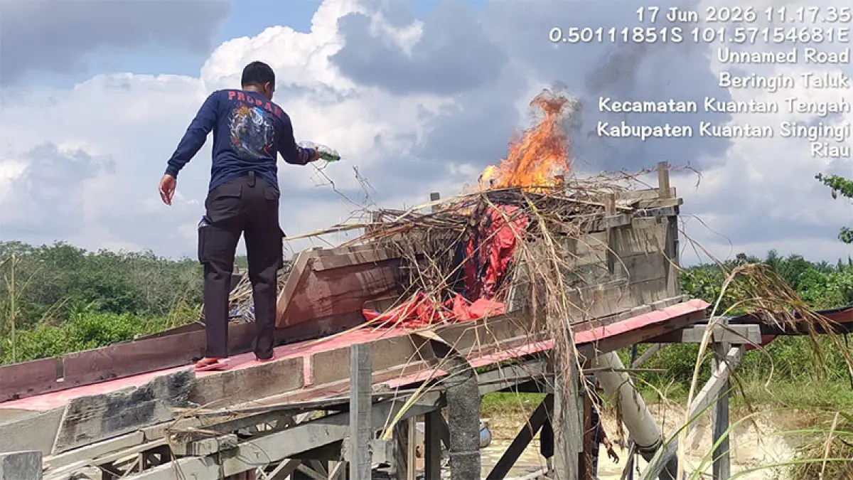 Personel Polsek Kuantan Tengah melakukan penertiban PETI di Desa Pulau Komang Sentajo Kecamatan Sentajo Raya, Rabu (17/6/2026). Foto Polsek Kuantan Tengah