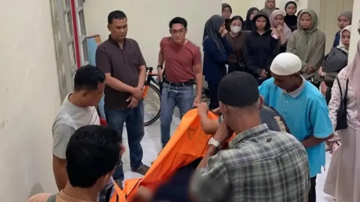 Petugas saat mengevakusi jenazah korban di kamar kos Jalan Kutilang Sakti, Kelurahan Simpang Baru,  Kecamatan Binawidya, pada Selasa (16/6/2026) sore. (Polsek Binawidya)