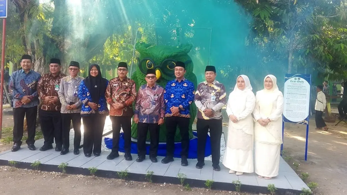 Pimpinan Kemenag Provinsi Riau dan Pekanbaru, pimpinan MAN 2 Pekanbaru foto bersama usai pelaksanaan Launching Eco-Owly MAN 2 Pekanbaru, Rabu (17/6/2026).(Herianto Baserah/Riau Pos)