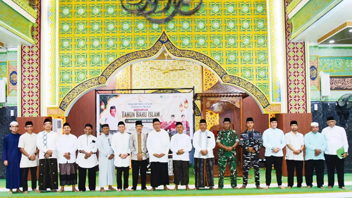 FOTO BERSAMA: Bupati Bengkalis diwakili Staf Ahli Johansyah Safri foto bersama usai menghadiri tablig akbar peringatan Tahun Baru Islam 1 Muharam 1448 Hijriah di Masjid Agung Istiqomah Bengkalis, Senin (15/6/2026) malam. (PEMKAB BENGKALIS UNTUK RIAU POS)