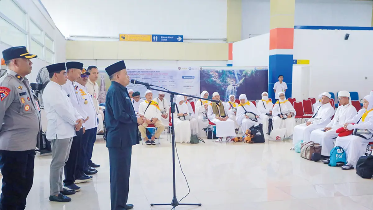 SAMBUT: Pj Sekda Rohul H Yusmar menyambut secara resmi kedatangan 182 Jemaah Haji Rohul yang tergabung Kloter 12 Debarkasi Batam saat tiba dengan selamat di ruang tunggu Bandara Tuanku Tambusai, Pasirpengaraian, Selasa (16/6/2026) petang. (Prokopim Setda Rohul untuk Riau Pos)