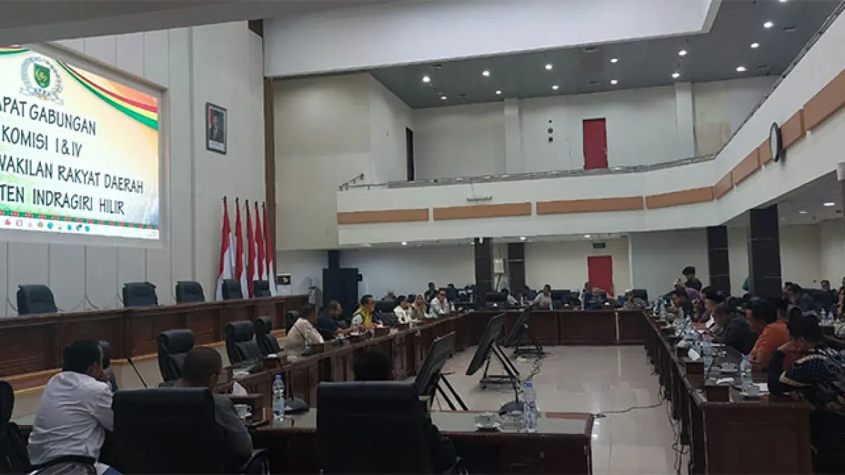 Rapat gabungan DPRD Inhil bersama Disdik dan Diskominfo dalam mencari solusi SPMB melalui Aplikasi i-Potret yang mengalami kendala. Rapat dilakukan di Gedung DPRD Inhil, Selasa (17/6/2026). (Istimewa)