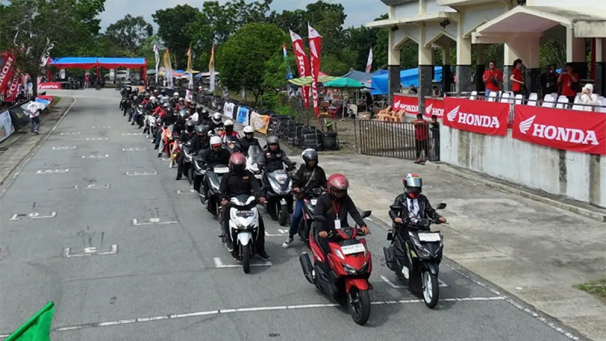 Ratusan anggota komunitas Honda tampil kompak saat &nbsp;Parade Bikers yang menjadi salah satu momen paling menarik perhatian pengunjung AHDC 2026 di Bangkinang Sport Center, belum lama ini. (Istimewa)