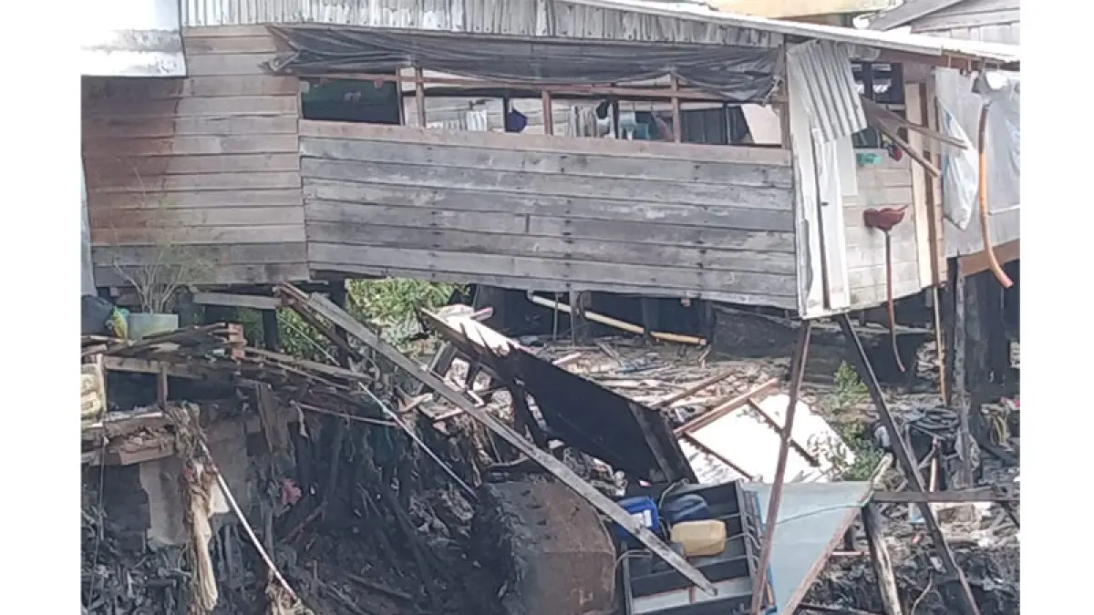 Rumah warga di Kuala Enok, Kecamatan Tanah Merah, Kabupaten Inhil amblas setelah tanah mengalami abrasi, Selasa (16/6/2026).(Istimewa)