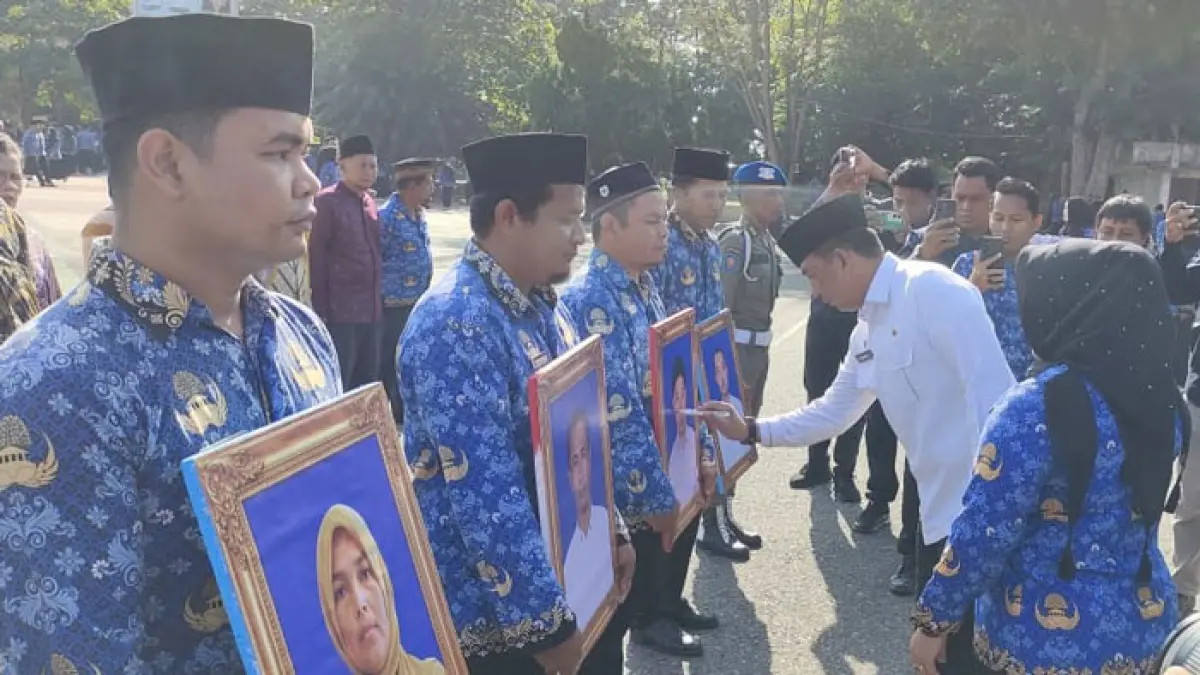 Sekdakab Inhu Zulfahmi Adrian AP MSI secara simbolis memberhentikan empat pegawai dengan cara memberi tanda silang pada foto pegawai tersebut, Rabu (17/6/2026). (Istimewa)
