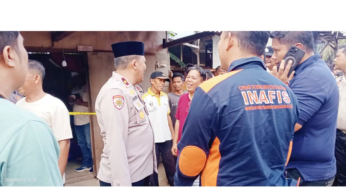 Tim Inapis Polres Rohul melakukan olah TKP di rumah korban yang diduga tewas dibunuh di Desa Ngaso, Kecamatan Ujungbatu, Kabupaten Rokan Hulu, Selasa (16/6/2026). (Humas Polres Rohul untuk Riau Pos)