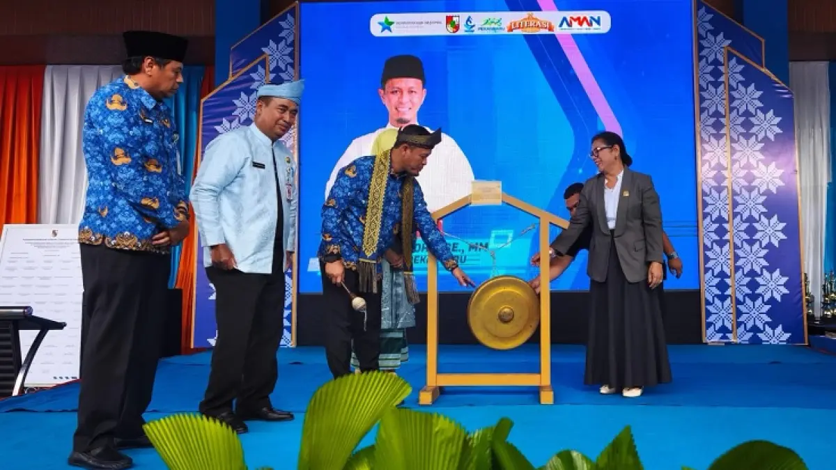 Wako Pekanbaru Agung Nugroho didampingi Bunda Literasi Kota Pekanbaru Sulastri Agung dan Kepala Dispusip pekanbaru Muhammad Amin, Rabu (17/6/2026) saat membuka Festival Literasi Pekanbaru 2026. (M ALI NURMAN/RIAUPOIS.CO)