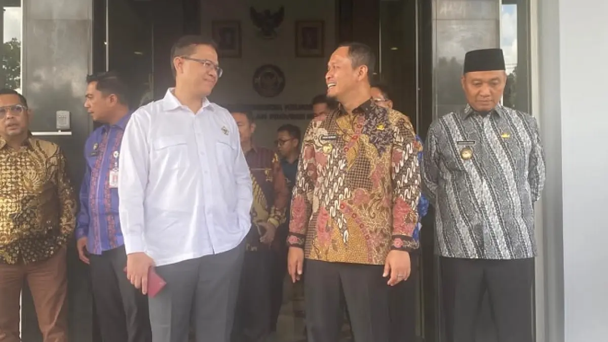 Wako Pekanbaru Agung Nugroho didampingi Wawako Pekanbaru Markarius Anwar berbincang dengan Kepala BPK-RI Perwakilan Riau Binsar Karyanto usai penyerahan LHP LKPD Kota Pekanbaru di BPK-RI, Rabu (17/6/2026). (ISTIMEWA)