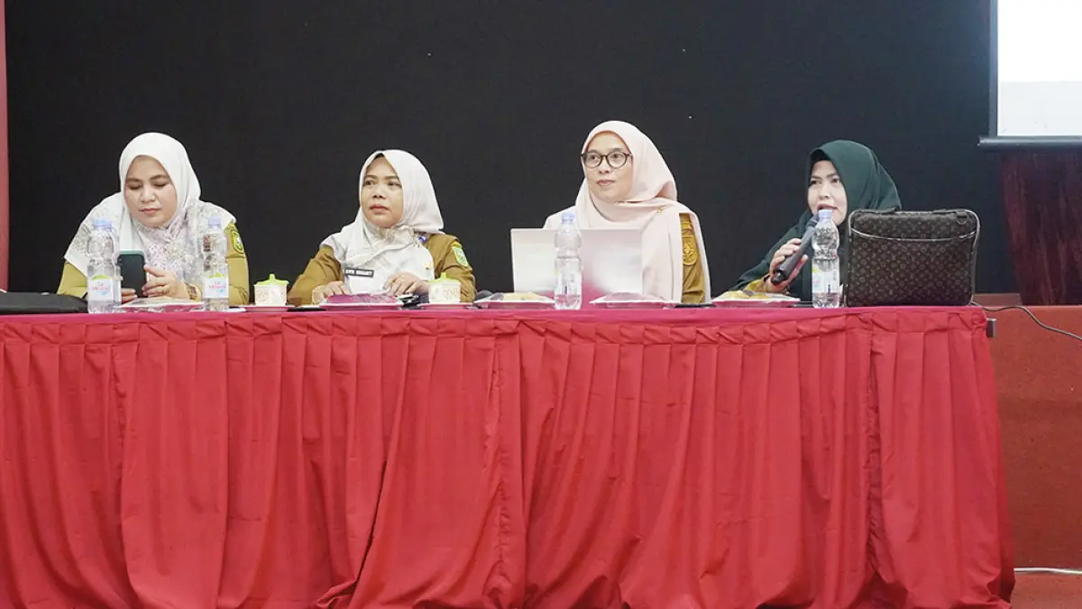 WORKSHOP: Kepala SMKN Pertanian Terpadu Pekanbaru Elvita Herasanty SIP MPd (dua kiri) bersama dengan para wakil kepala sekolah dan narasumber workshop Pembuatan Modul Ajar yang Terintegrasi dengan P4GN, Senin (15/6/2026).  (SMK PERTANIAN UNTUK RIAU POS)