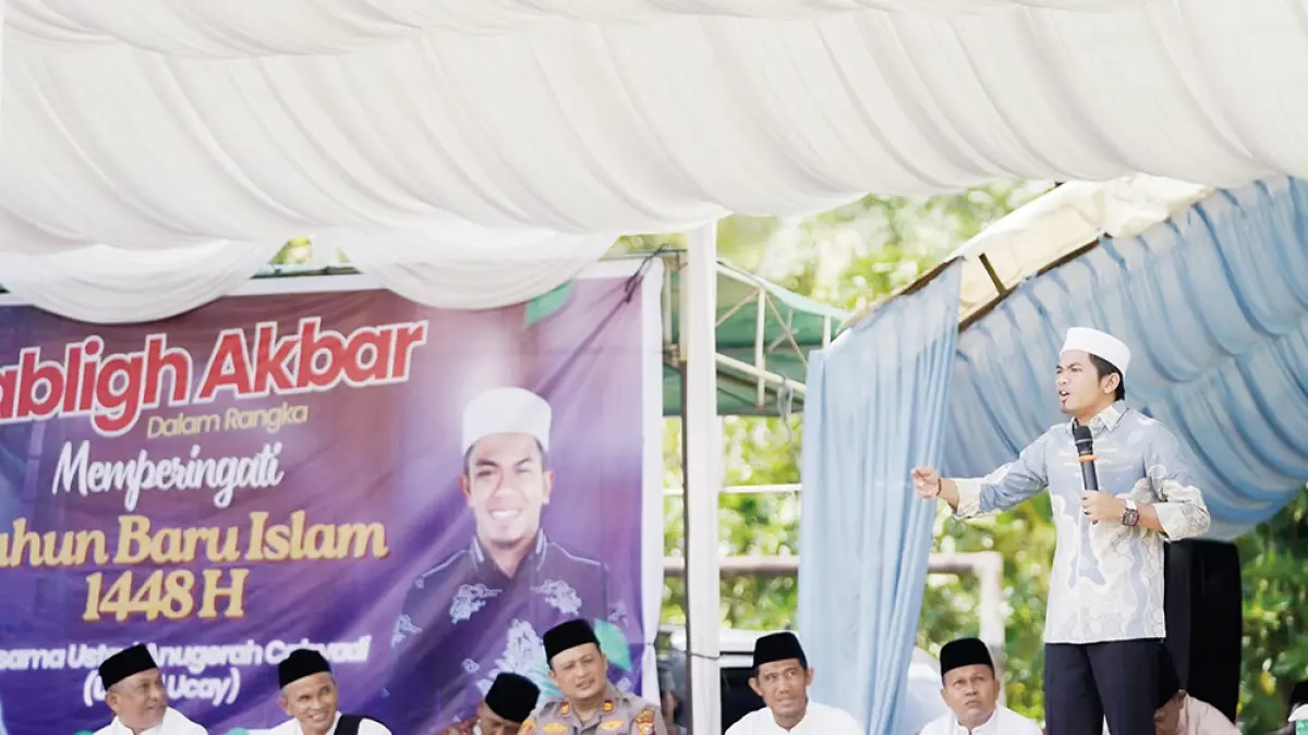 DENGARKAN TAUSIAH: Bupati Rohul Anton mendengar dengan serius tausiah agama yang di­sampaikan ustaz Ucay dalam acara Tablig Akbar menyambut Tahun Baru Islam 1448 H di La­pangan sepakbola Desa Sungai Sitolang, Kecamatan Rambah Hilir, Selasa (16/6/2026) siang. (Prokopim Setda Rohul untuk Riau Pos)
