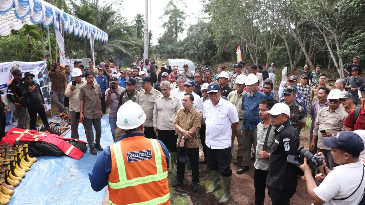 Menteri Lingkungan Hidup/Kepala Badan Pengendalian Lingkungan Hidup (KLH/BPLH) Jumhur Hidayat didampingi Direktur APP Group, Suhendra Wiriadinata bersama stakeholder terkait saat melakukan peninjauan dalam agenda penguatan antisipasi dan pencegahan karhutla di Kabupaten Pelalawan, Provinsi Riau, Kamis (18/6/2026).