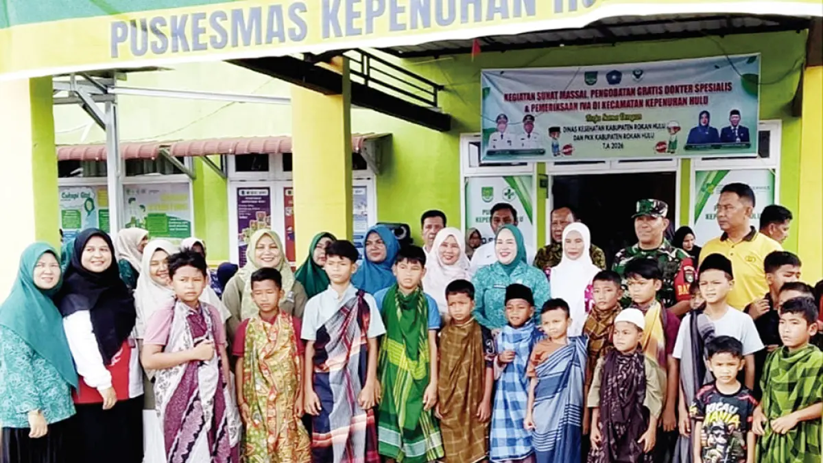 FOTO BERSAMA: Ketua TP PKK Rohul dr Yeni Dwi Putri didam­pingi Kadiskes Rohul dr Bambang Triono foto bersama usai me­ninjau kegiatan sunat massal, pelayanan pemeriksaan ke­sehatan dokter umum dan dokter spesialis dan IVA Test secara gratis di Puskesmas Kepenuhan Hulu, Selasa (16/6/2026). (DINAS KOMINFO ROHUL UNTUK RIAU POS)