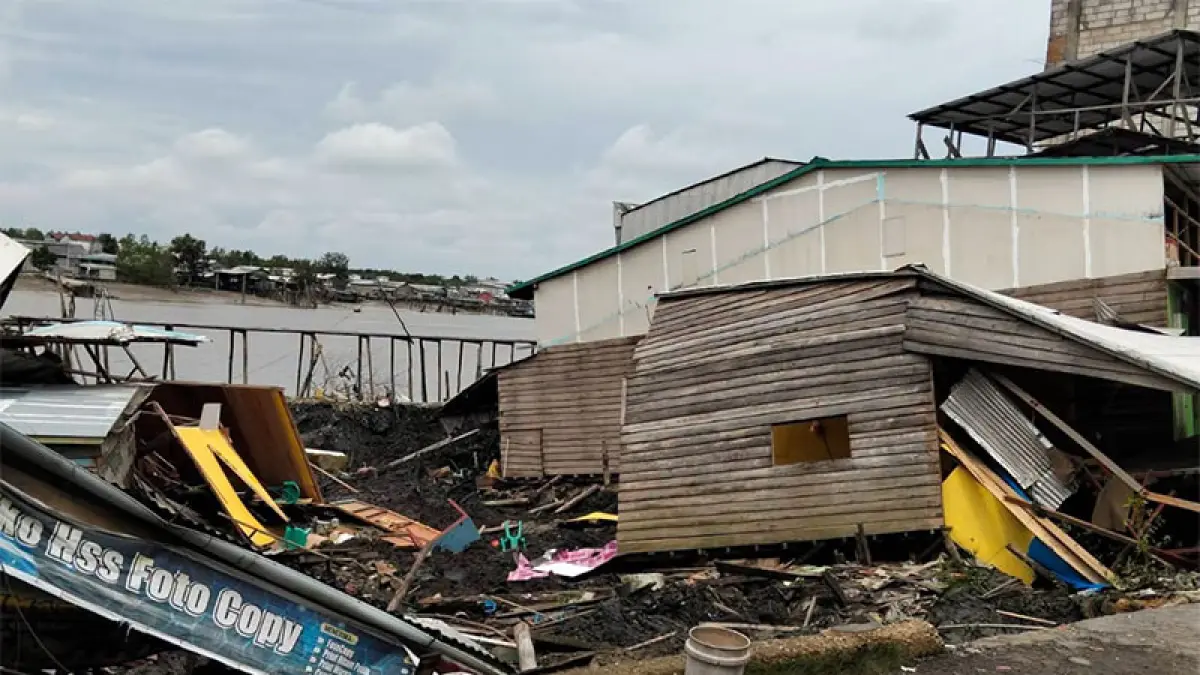 Abrasi terjadi di kawasan Pasar Kuala Enok Jalan Merdeka, Kecamatan Tanah Merah, Kabupaten Inhil runtuh, Kamis (18/6/2026). (Istimewa)