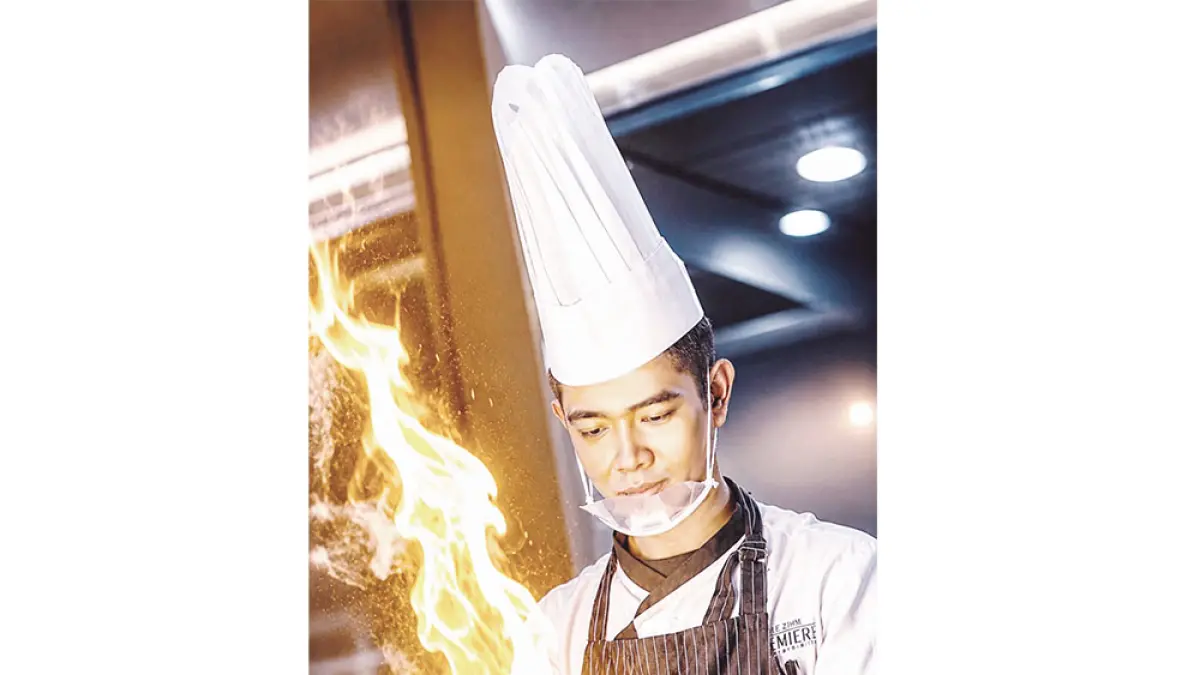  Aksi live cooking chef profesional yang menjadi salah satu daya tarik dari program The Premiere Night Valley di The Cafe Restaurant, The Premiere Hotel Pekanbaru. (The Premiere Hotel Pekanbaru untuk riau pos)