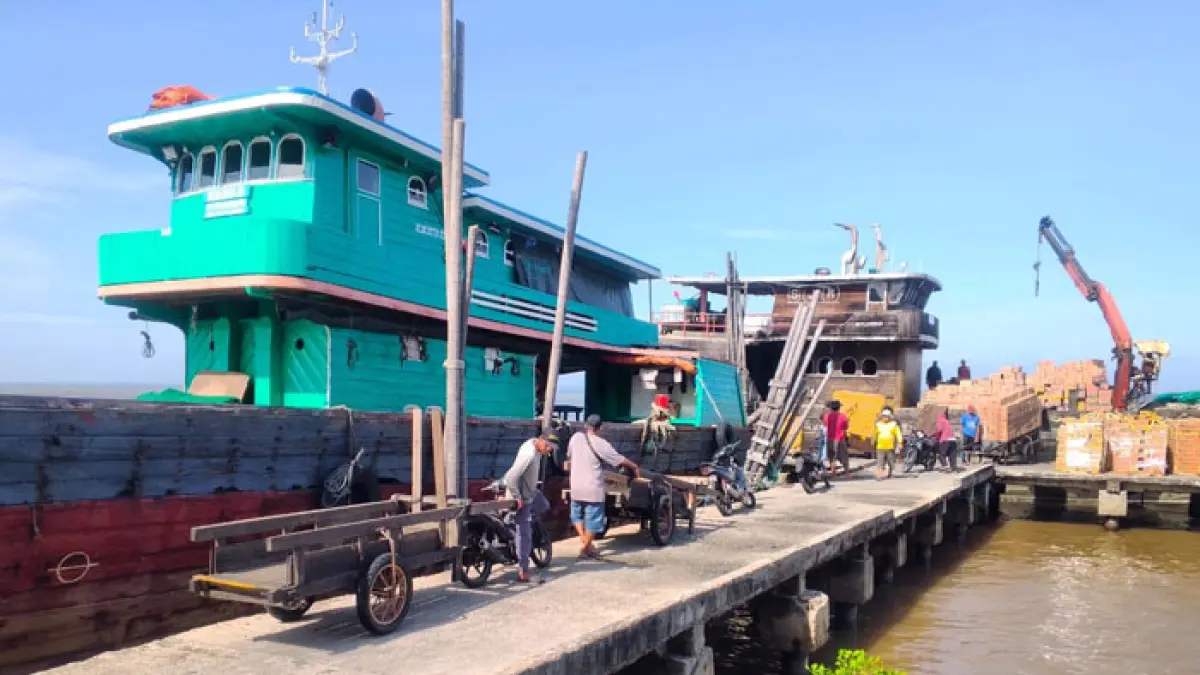Aktivitas bongkar barang impor asal Malaysia di salah satu pelabuhan di Pulau Bengkalis beberapa waktu lalu. (Abukasim/Riaupos.co)