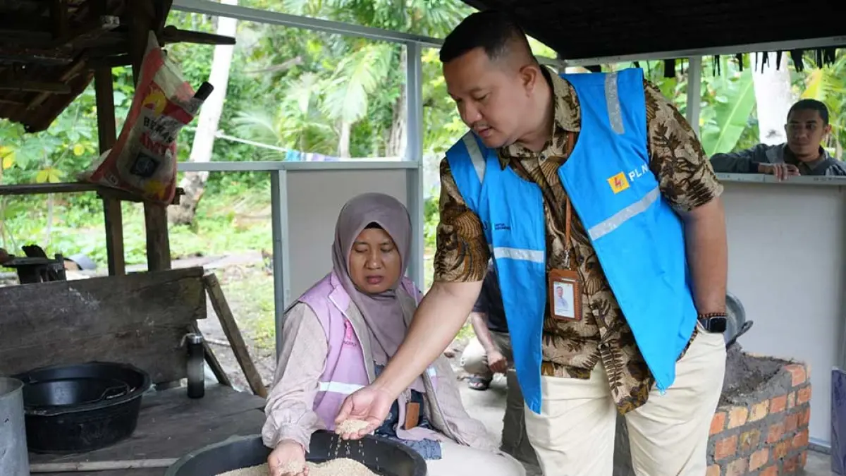 Asisten Manager Komunikasi dan TJSL PT PLN (Per­sero) UIP Sumbagteng Muhammad Jamil melihat kualitas sagu. PT PLN untuk Riau Pos