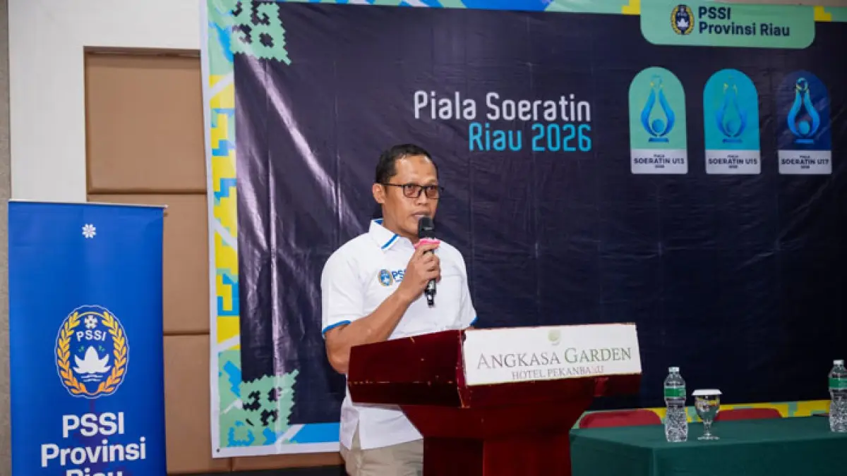 Bidang Kompetisi PSSI Riau M Isnaini memberikan sambutan saat workshop Piala Soeratin Zona Riau di Hotel Angkasa Pekanbaru, Selasa (16/6/2026).(PSSI Riau untuk Riaupos.co)