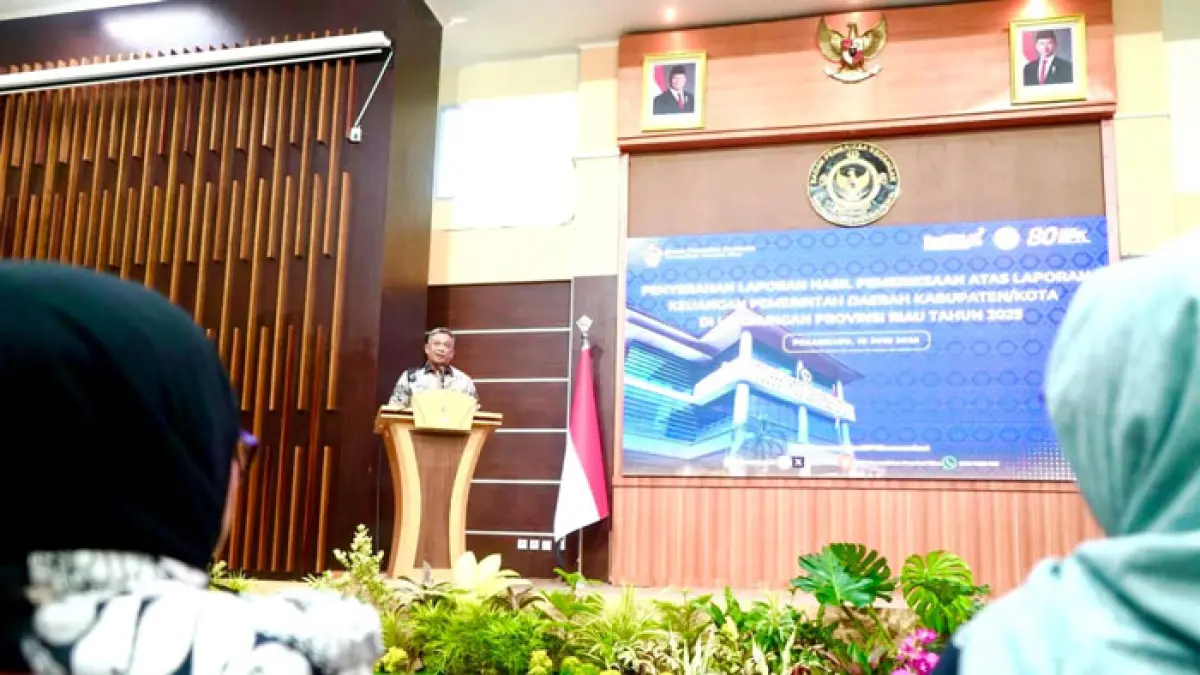 Bupati Rohul Anton memberikan sambutan mewakili 9 kepala daerah di Riau usai menerima LHP atas LKPD Tahun 2025 dengan opini WTP di Auditorium Kantor BPK Perwakilan Provinsi Riau, Kamis (18/6/2026). (Prokopim Setda Rohul untuk Riaupos.co)