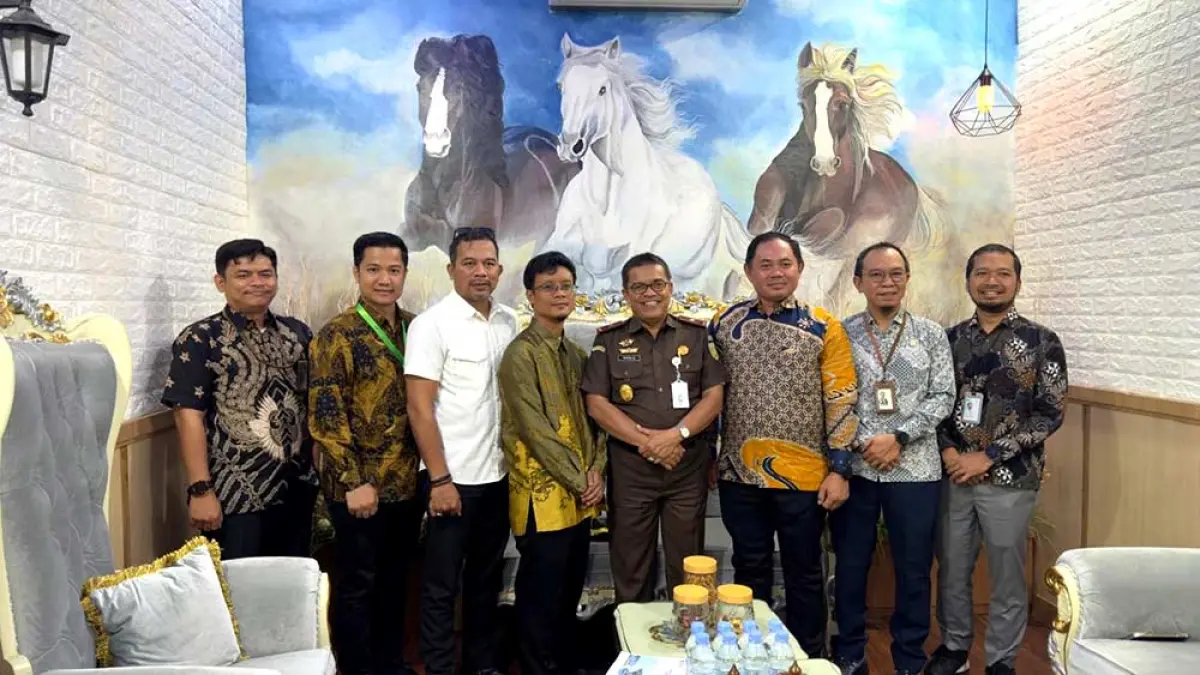 GM PT PLN (persero) UIP Sumbagteng Achmadi Abbas foto bersama dengan Kajati Sumbar Dedie Tri Hariyadi SH MH, Selasa (16/6/2026). PT PLN (Persero) untuk Riau Pos