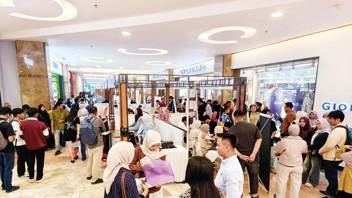 JOB FAIR: Para pencari kerja memadati lokasi pelaksanaan Pekanbaru Job Fair 2026 di Mal SKA Pekanbaru, Rabu (17/6/2026).    Bursa kerja ini diikuti oleh 47 perusahaan swasta dan menyediakan sebanyak 1.417 lowongan pekerjaan. (EVAN GUNANZAR/RIAU POS)