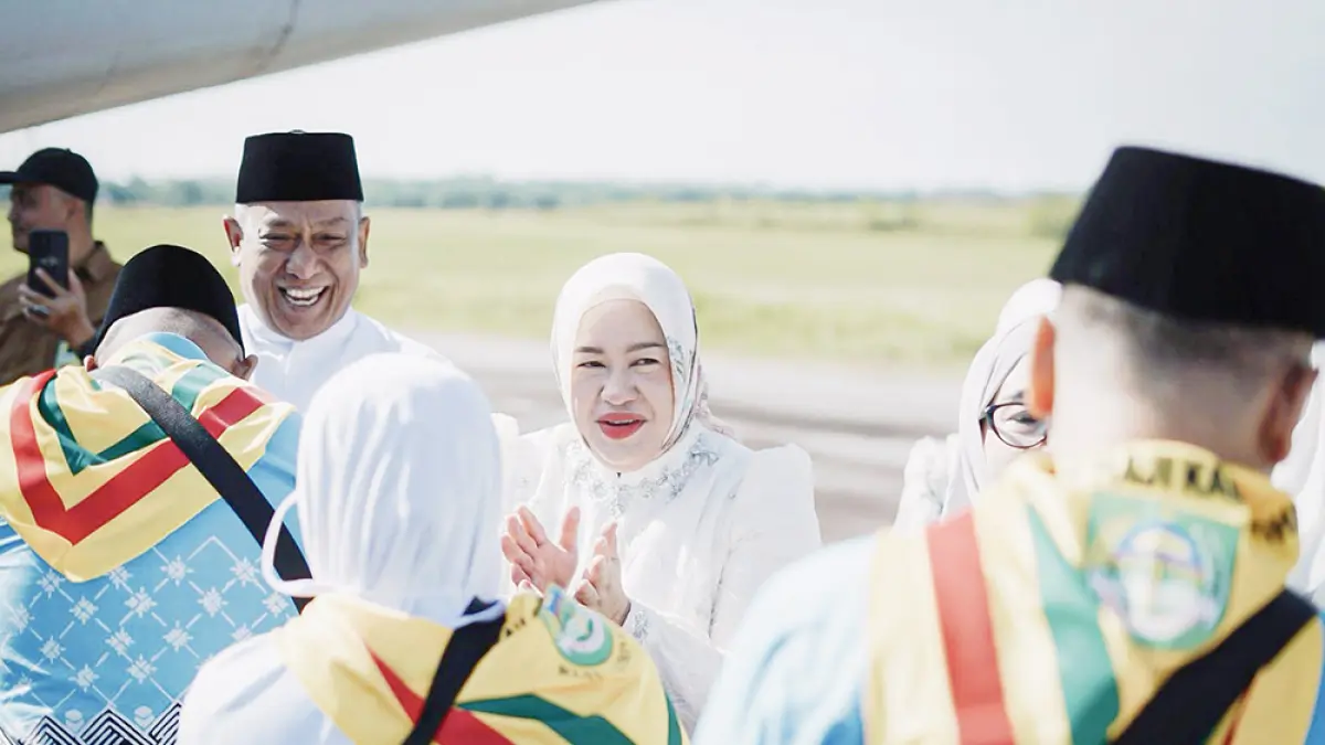 MELEPAS: Bupati Rohul Anton didampingi Istri dr Yeni Dwi Putri melepas secara resmi keberangkatan JCH Rohul Kloter 8 saat akan menuju pintu masuk pesawat WIngs Air dari Bandara Tuanku Tambusai Pasirpengaraian ke Batam, beberapa waktu lalu. Seluruh biaya akomodasi dan penerbangan domistik ditanggung oleh Pemkab Rohul. (PROKOPIM SETDA ROHUL UNTUK RIAU POS)