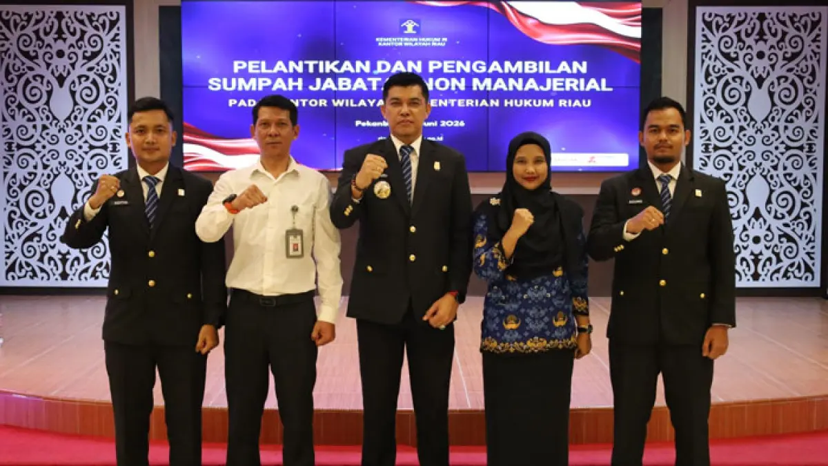 Kakanwil Kemenkum Riau, Rudy Hendra Pakpahan memimpin upacara pelantikan dan pengambilan sumpah jabatan nonmanajerial di lingkungan Kanwil Kemenkum Riau, Rabu (17/6/2026). (Humas Kanwil Kemenkum Riau untuk Riaupos.co)