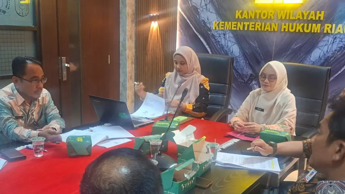 Kanwil Kemenkum Riau gelar Rapat Pengharmonisasian, Pembulatan, dan Pemantapan Konsepsi terhadap tiga Ranperbup Kabupaten Inhil di Ruang Rapat Pokja II Kanwil Kemenkum Riau, Kamis (18/6/2026). (Kanwil Kemenkum Riau untuk Riaupos.co)