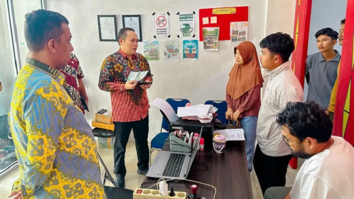 Kepala Disnakertrans Riau Roni Rakhmat saat melakukan sidak bersama tim. (Disnakertrans Riau)