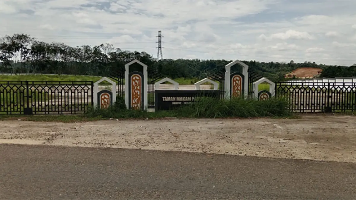 Kondisi Taman Makam Pahlawan Kuansing di kawasan Komplek Rumah Dinas Jabatan Bupati yang terlihat kurang terawat, Kamis (18/6/2026). Foto Desriandi Candra