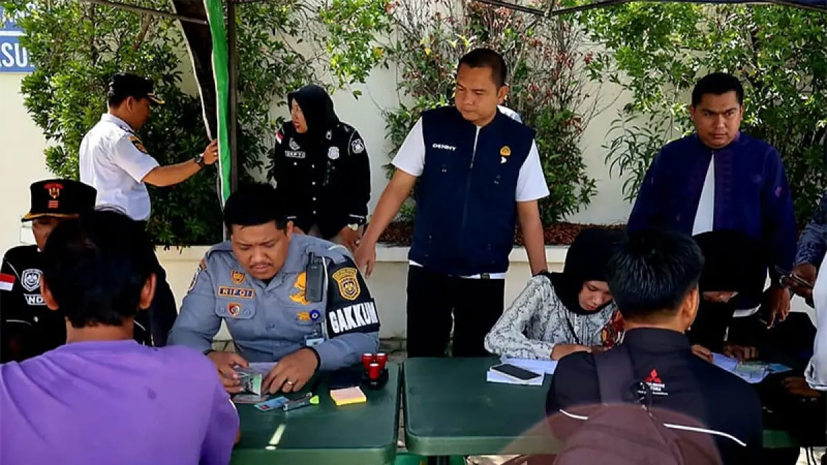 Petugas mendata pemilik kendaraan menunggak pajak yang terjaring operasi simpatik. (Istimewa)
