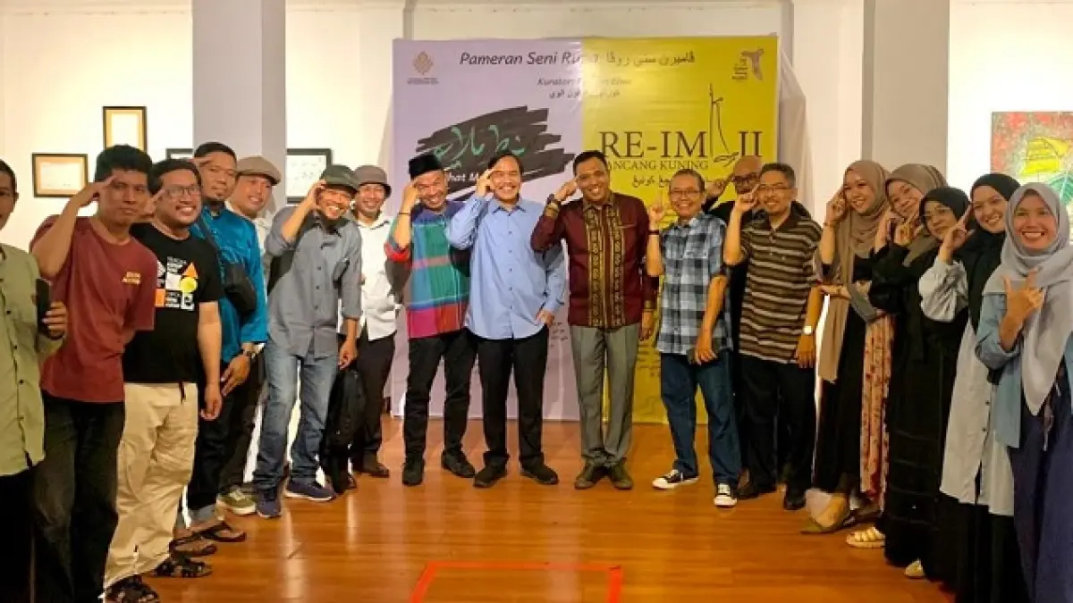 Sembilan dari kiri, Kepala BP Kebudayaan Riau, Kepala Dinas Pariwisata Riau, &nbsp;Kepala GHN, Sekretaris Dinas Kebudayaan serta para seniman foto bersama di ruang galeri. (FURQON ELWE/RIAU POS)&nbsp;