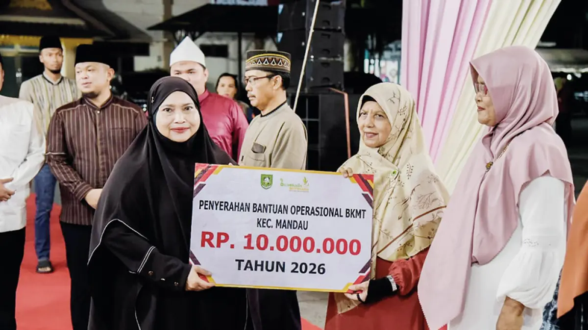 SERAHKAN BANTUAN: Bupati Bengkalis Kasmarni menyerahkan bantuan operasional BKMT Kecamatan Mandau dalam acara tablig akbar di halaman Kantor Camat Mandau, Bengkalis, Selasa (16/6/2026) malam. (Pemkab bengkalis untuk riau pos)

