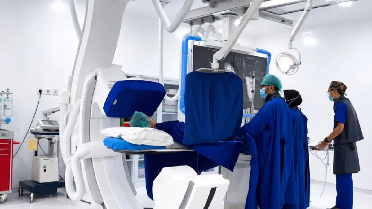 Tim dokter spesialis jantung RS Awal Bros Panam menangani pasien menggunakan fasilitas Cathlab modern. Layanan ini kini dapat diakses oleh peserta BPJS Kesehatan, asuransi, dan pasien umum. (Istimewa)