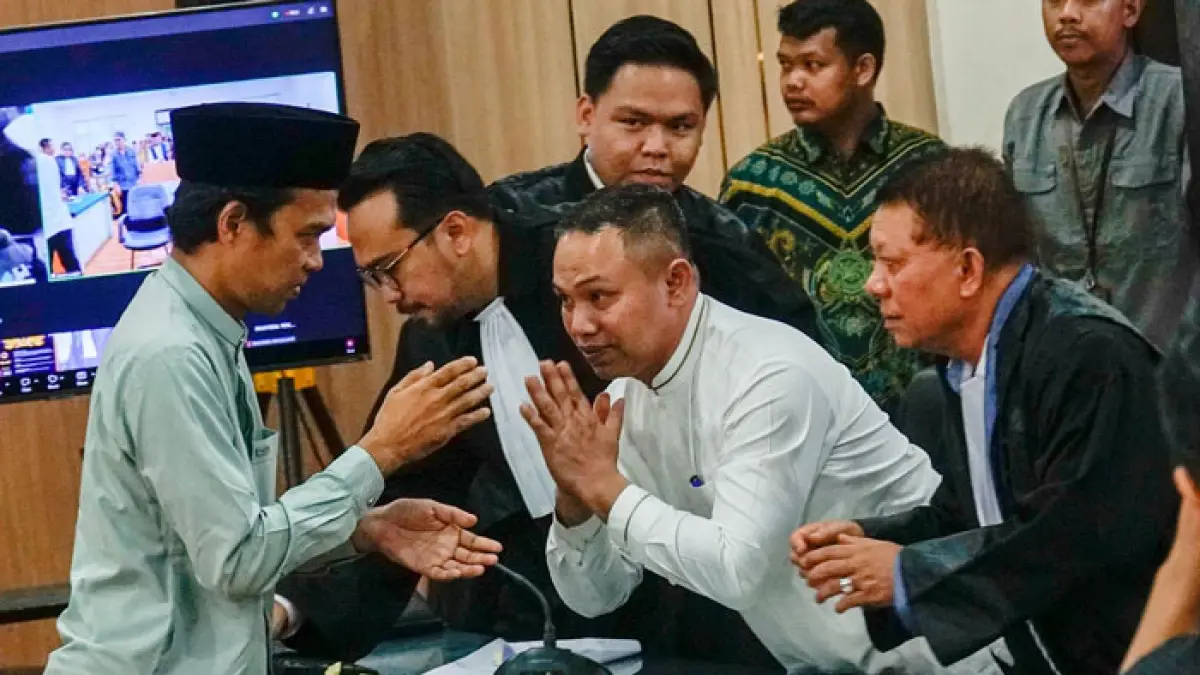 Ustadz Abdul Somad bersalaman dengan Gubernur Riau nonaktif Abdul Wahid usai menjadi saksi yang meringankan di Pengadilan Korupsi, Pekanbaru, Kamis (18/6/2026). (Mhd Akhwan/Riau Pos)
