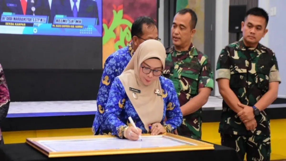 Wakil Bupati Kampar Misharti bersama forkopimda menandatangani Pakta Integritas Sistem Penerimaan Murid Baru (SPMB) jenjang SD dan SMP Tahun Ajaran 2026/2027 di Balai Bupati Kampar, Rabu (17/6/2026).(Disdikpora untuk Riaupos.co)