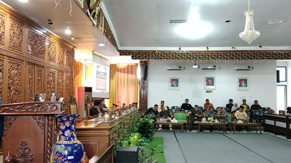 Wakil Bupati Kuansing H Muklisin menyampaikan jawaban pemerintah terhadap pandangan umum fraksi-fraksi dalam paripurna, Kamis (18/6/2026). Foto Desriandi Candra