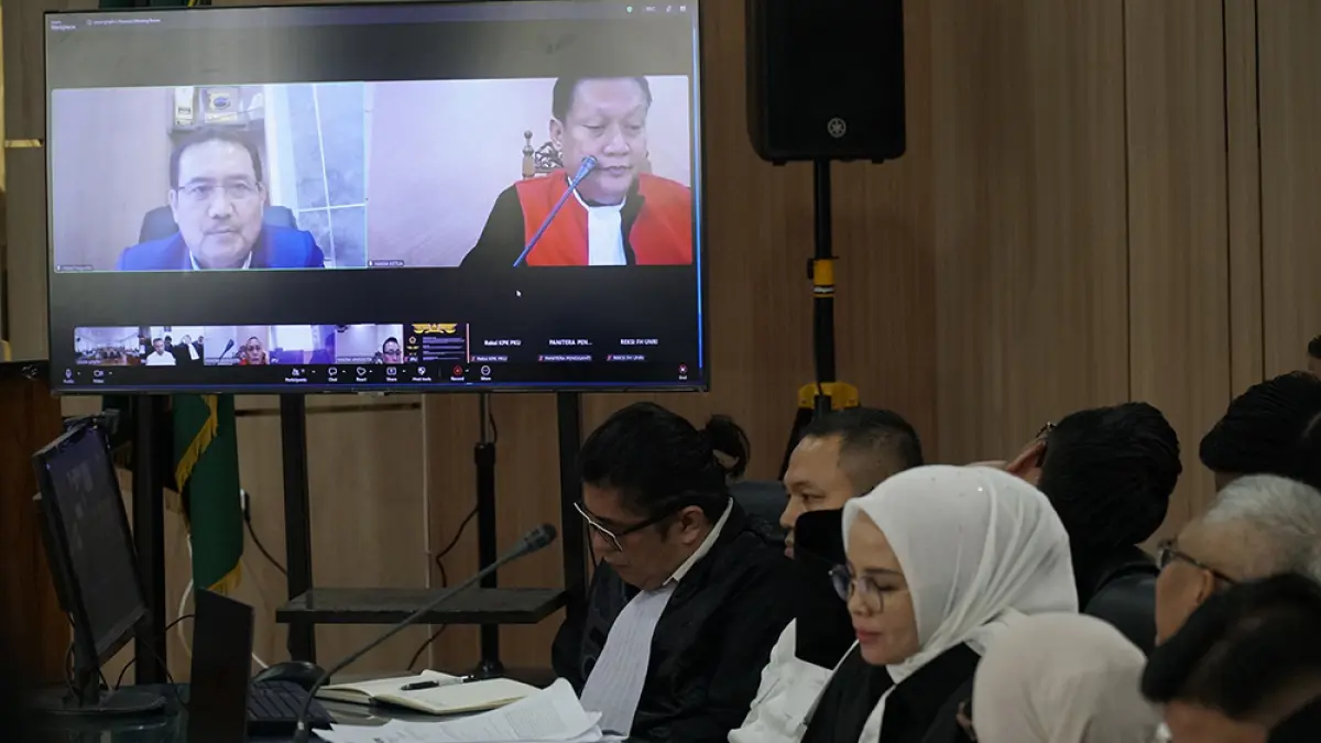 Gubernur Riau nonaktif Abdul Wahid, mantan Tenaga Ahli Gubri Dani M Nursalam, dan Kadis PUPR-PKPP Riau nonaktif Muhammad Arief Setiawan mendengarkan keterangan saksi dalam sidang pada Pengadilan Tipikor di PN Pekanbaru, Rabu (17/6/2026). (MHD AKHWAN/RIAU POS)