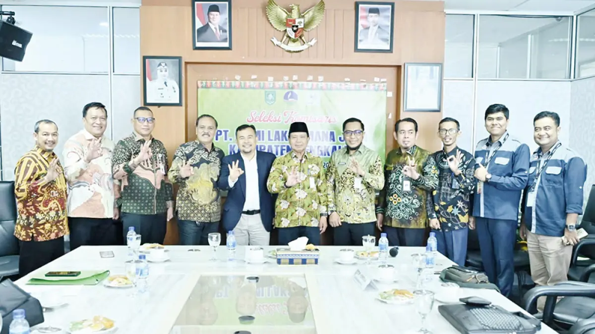 PEMBUKAAN SELEKSI: Plt Asisten Perekonomian dan Pembangunan Setda Bengkalis Hambali berfoto bersama usai pembukaan seleksi komisaris PT Bumi Laksamana Jaya (Perseroda) Bengkalis di Ruang Rapat Wakil Bupati Bengkalis, Lantai II Kantor Bupati Bengkalis, Kamis (18/6/2026). (Pemkab bengkalis untuk riau pos)
