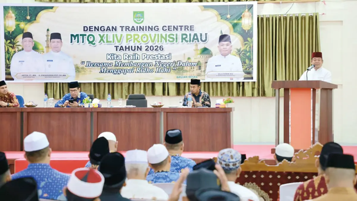 BERIKAN SAMBUTAN: Wabup Rohul H Syafaruddin Poti memberikan sambutan sekaligus membuka training center kepada kafilah Rohul sebagai persiapan mengikuti MTQ XLIV tingkat Provinsi Riau tahun 2026 di Hotel Gelora Bhakti Pasirpengaraian, Rabu (17/6/2026). (Prokopim Setda Rohul untuk Riau Pos)
