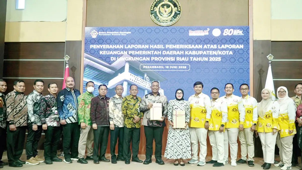 TERIMA LHP LKPD: Bupati Rohul Anton didampingi Ketua DPRD Rohul Hj Sumiartini, Pj Sekda Rohul H Yusmar dan kepala OPD terkait foto bersama usai menerima LHP Laporan Keuangan Pemerintah Daerah Tahun Anggaran 2025 dari BPK Perwakilan Riau di Pekanbaru dengan Opini Wajar Tanpa Pengecualian, Kamis (18/6/2026). (Prokopim Setda Rohul untuk Riau Pos)
