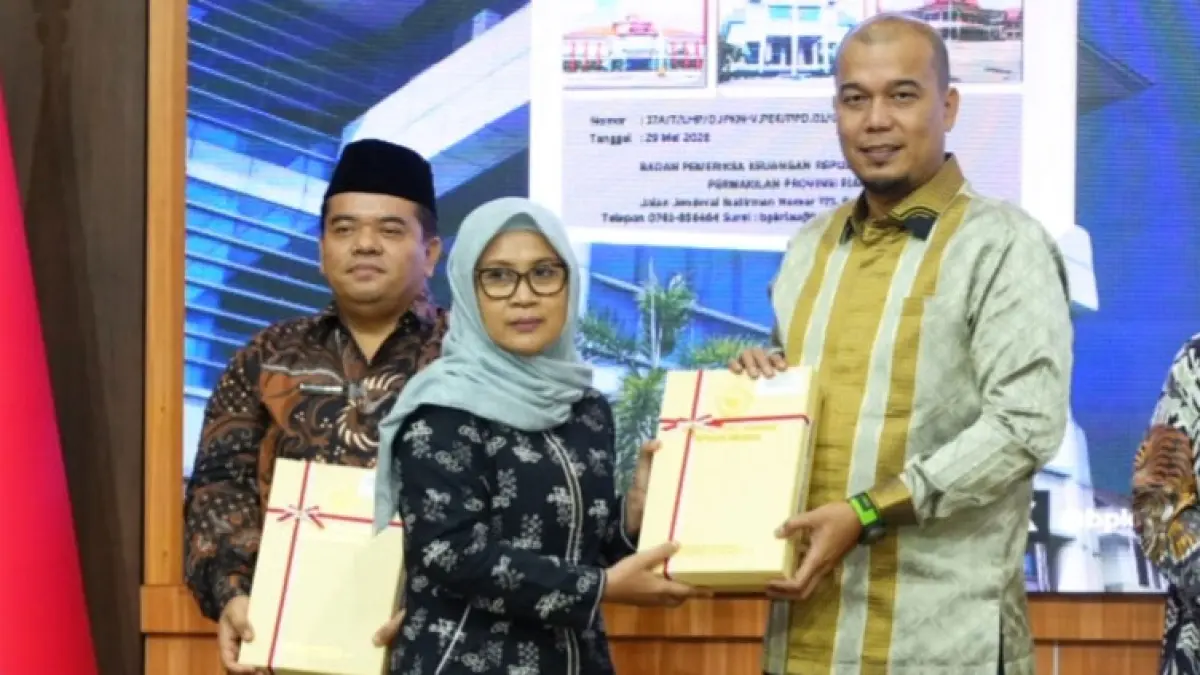 Bupati Kabupaten Inhu, Ade Agus Hartanto saat menerima dokumen opini WTP dari Direktorat Jenderal Pemeriksaan Keuangan Negara V, Dr Juska Meidy Enyke Sjam SE, Kamis (18/6/2026). Foto Diskominfotik Inhu