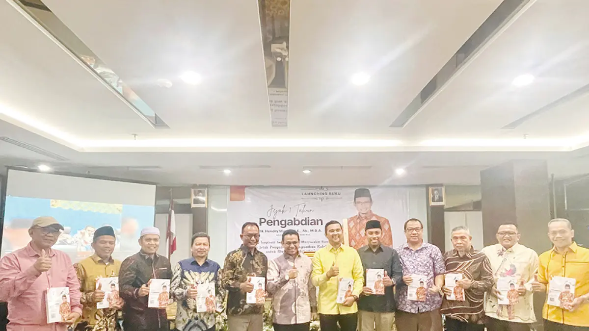 FOTO BERSAMA: Anggota Komisi VII DPR RI Hendry Munief (enam kiri) foto bersama beberapa tokoh saat peluncuran buku Jejak 1 Tahun Pengabdian dirinya sebagai legislator Senayan, di Pekanbaru, Selasa (16/6/2026). (TIM UNTUK RIAUPOS)
