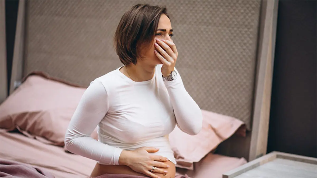 Ilustrasi ibu hamil yang mengalami mual dan muntah di trimester pertama kehamilan. (Freepik/Senivpetro)
