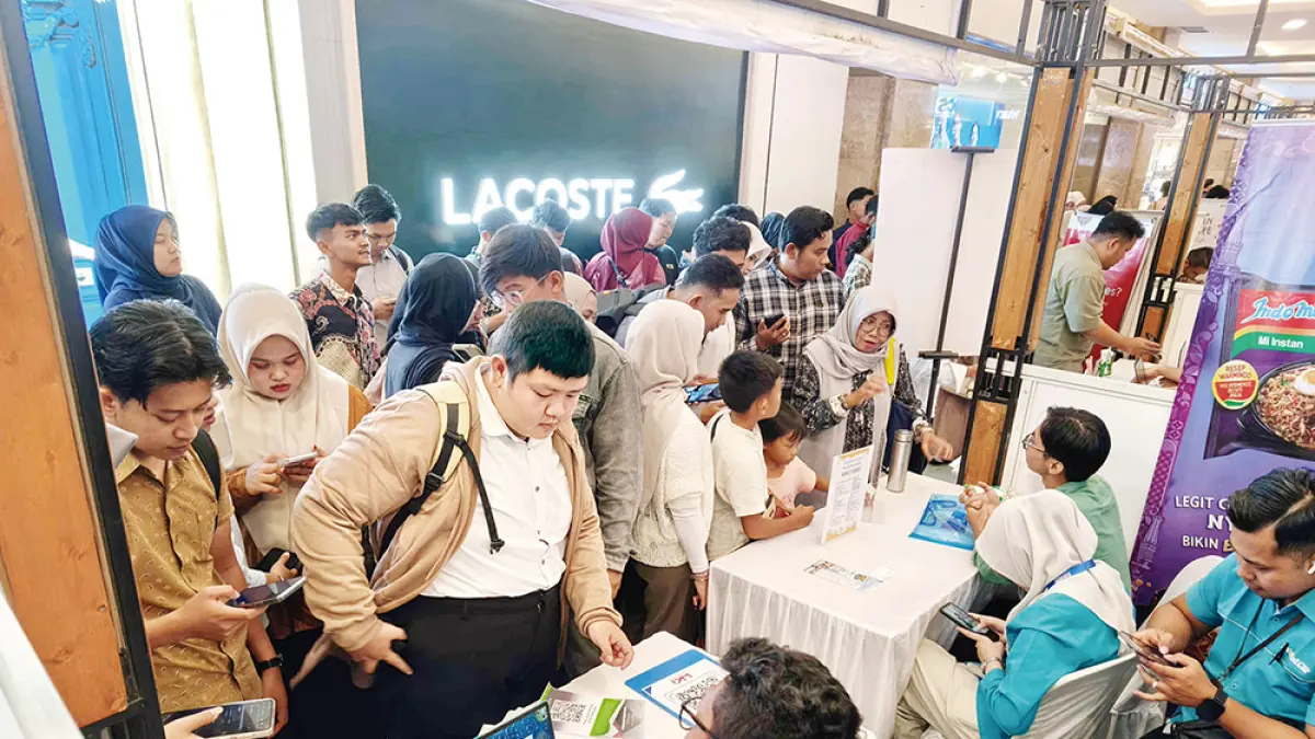JOB FAIR: Para pencari kerja memadati lokasi Pekanbaru Job Fair 2026 hari kedua di Mal SKA Pekanbaru, Kamis (18/6/2026). Job fair akan berakhir hari ini, Jumat (19/6/2026). (EVAN GUNANZAR/RIAU POS) 

