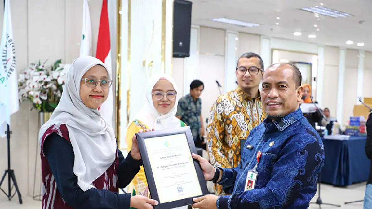 Kepala Dinas Kesehatan Provinsi Riau menyerahkan penghargaan dari Kemenkes yang diterima Dokter Poliklinik PT TPP, dr Fika Febrianti Arief, Kamis (18/6/2026). Foto Humas PT TPP