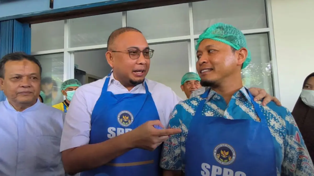 Ketua Komisi VI DPR-RI Andre Rosiade didampingi Wako Pekanbaru Agung Nugroho memberikan keterangan pers usai meninjau SPPG yang ada di Labuh Baru Barat, Kecamatan Payung Sekaki, Jumat (19/6/2026). (M Ali Nurman/Riaupos.co)