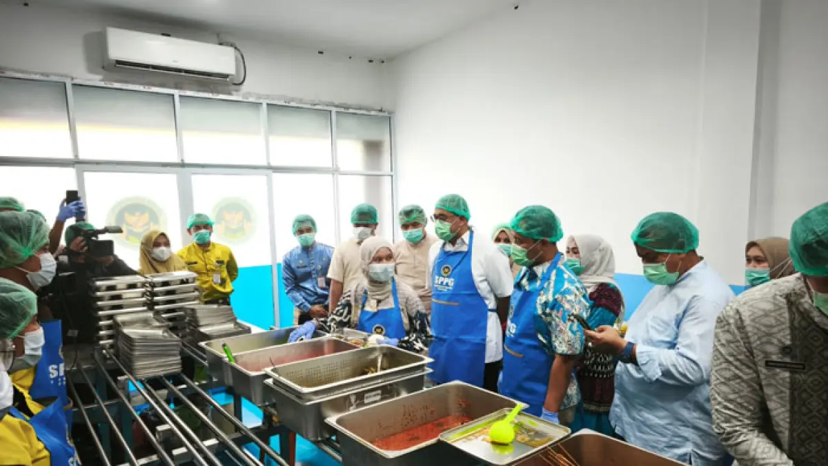 Ketua Komisi VI DPR-RI Andre Rosiade (tiga dari kanan) didampingi Wako Pekanbaru Agung Nugroho (dua dari kanan) meninjau SPPG yang ada di Labuh Baru Barat, Kecamatan Payung Sekaki, Jumat (19/6/2026) (M Ali Nurman/Riaupos.co)